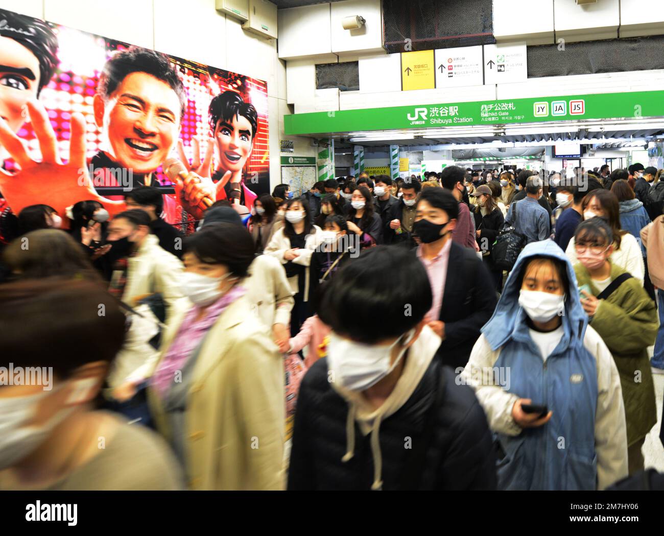 Der supergeschäftige JR Shibuya Bahnhof in Shibuya, Tokio, Japan