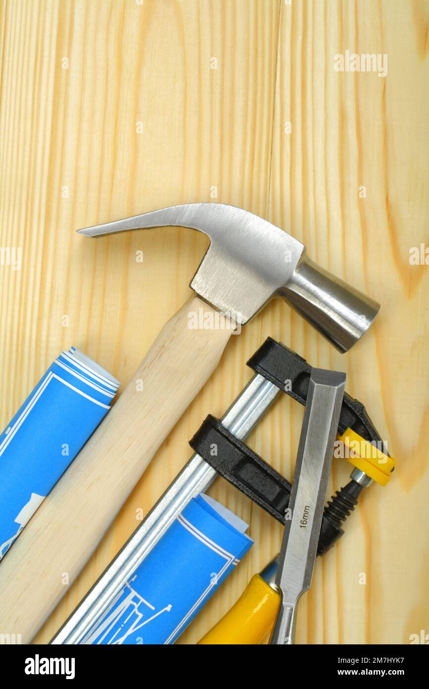 Hammer und Schraubstock mit Meißel Blaupausen-Tischler Stockfoto