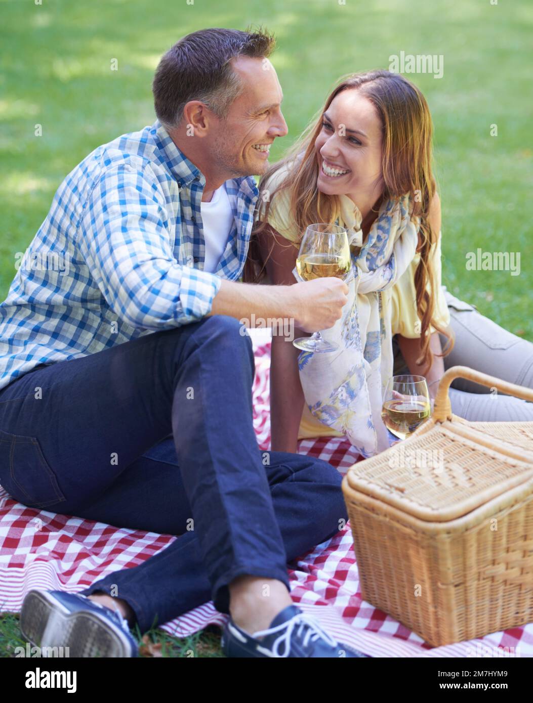 Ein romantischer Tag im Freien. Ein verheiratetes Paar, das ein Picknick im Freien genießt. Stockfoto