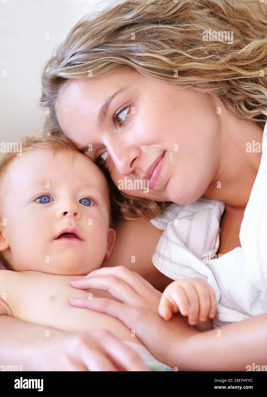 Den Kleinen von der Sommersonne fernhalten. Eine gutaussehende junge Frau und ihr liebenswerter Sohn. Stockfoto