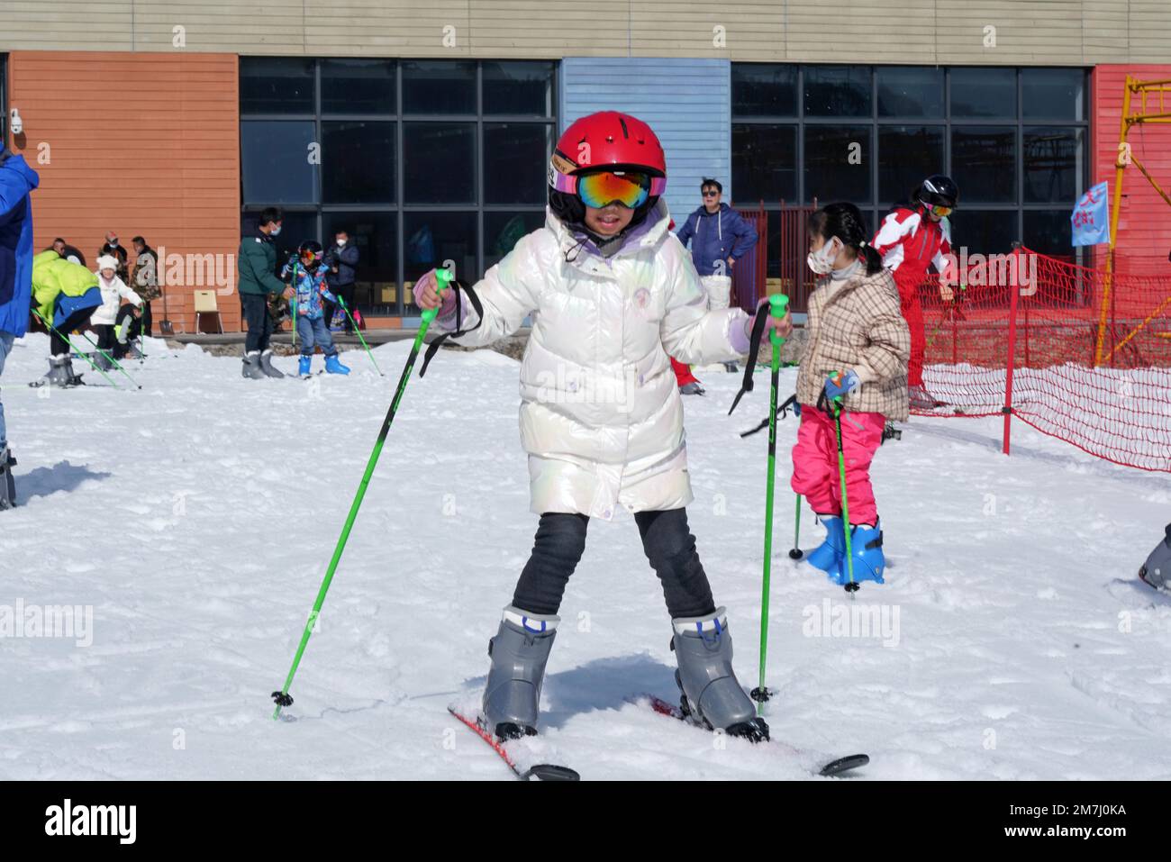 Touristen erleben die Freude am Skifahren im Skigebiet Tianhu in Guilin City, Südchina Autonome Region Guangxi Zhuang, 6. Januar 2023. (Foto: ChinaImages/Sipa USA) Stockfoto