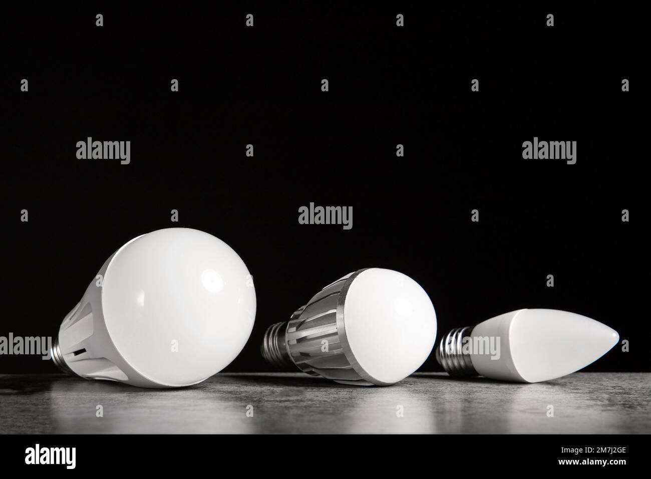 3 verschiedene Form-E27-LED-Lampen auf schwarzem Hintergrund mit Kopierplatz Stockfoto
