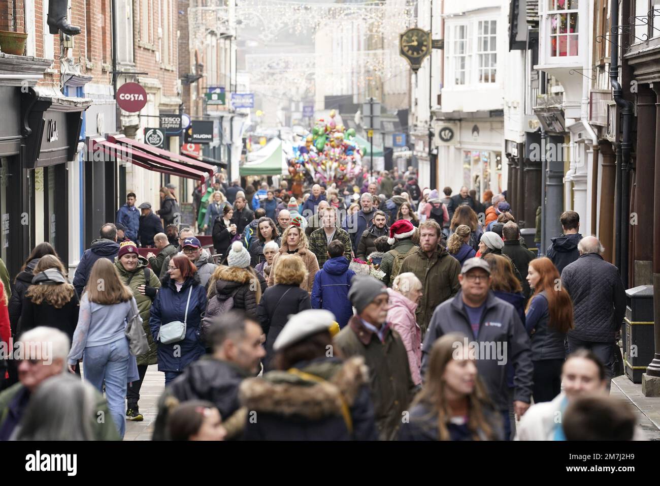 Aktenfoto vom 24. Dezember 12/22 von Leuten, die an Heiligabend in letzter Minute einkaufen in Winchester, Hampshire. Trotz des schlechten Wetters und der anhaltenden Poststreiks entschieden sich die Käufer für die Suche nach Weihnachtsgeschenken in der High Street, wobei das Online-Umsatzwachstum weiterhin in mehreren Kategorien verharrte. Die gestiegenen Warenkosten haben im Weihnachtsgeschäft gegenüber dem letzten Dezember einen Anstieg von fast 7 % zur Folge, was den Verbrauchern eine nervöse Weihnachtszeit verschleiert, wie die Zahlen zeigen. Ausgabedatum: Dienstag, 10. Januar 2023. Stockfoto
