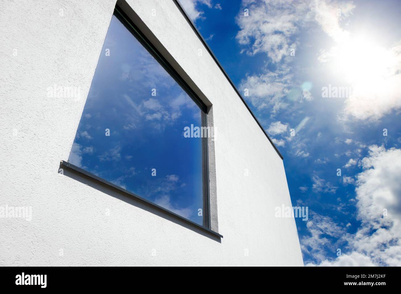 Energieeffizientes Fenster, das verhindert, dass ultraviolettes Licht in einen modernen Wärmeverlust im Haus eindringt Stockfoto