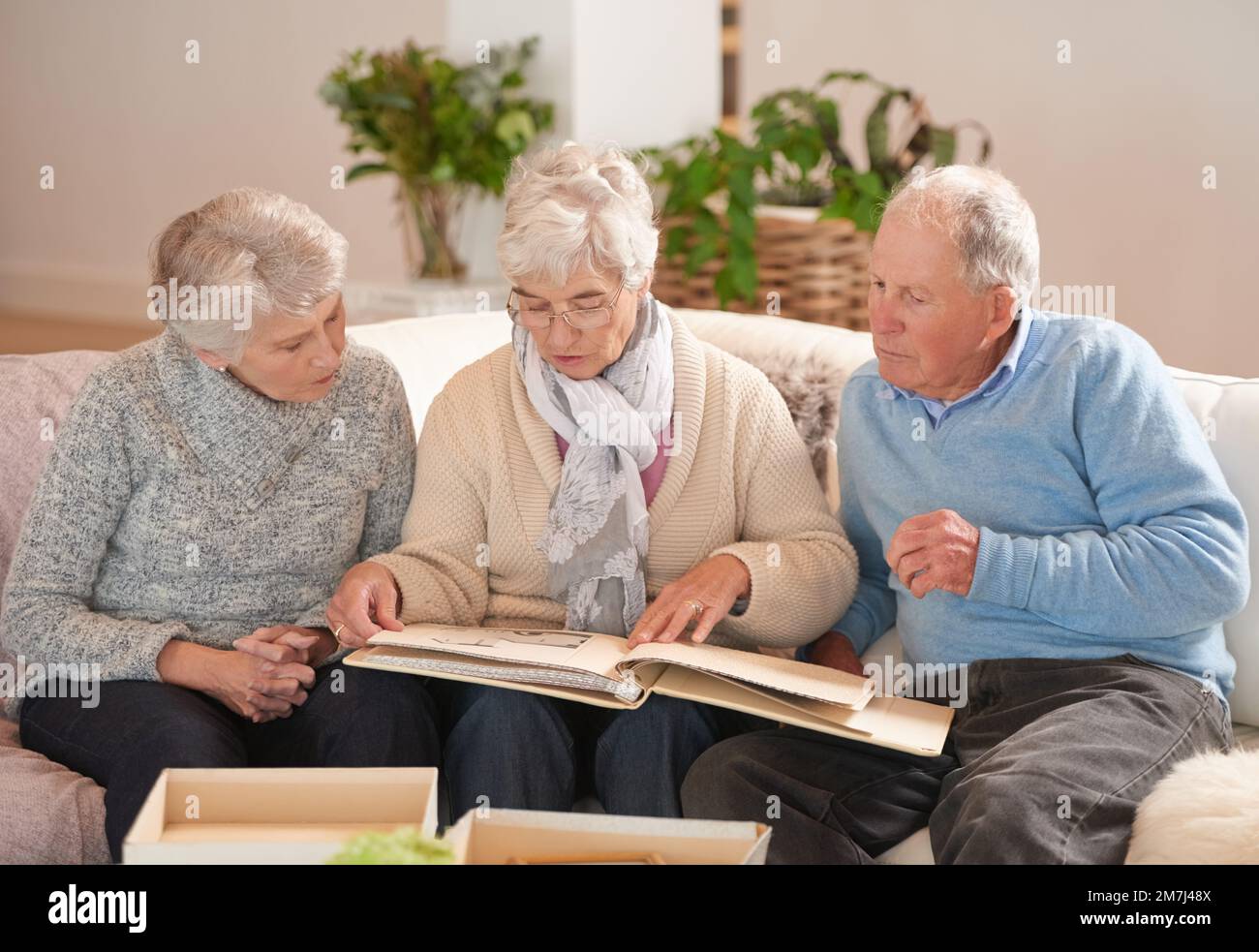Menschen ändern sich, Erinnerungen nicht. senioren, die ein Fotoalbum durchsehen. Stockfoto