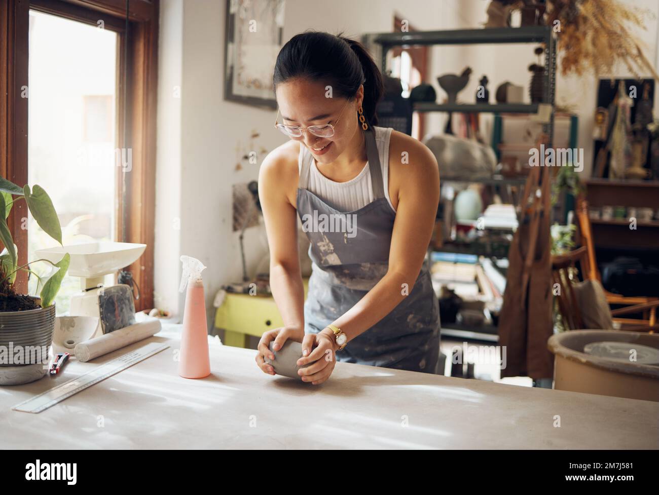 Kleinunternehmen, Kunst- und Töpferin-Unternehmerin in in Werkstatt mit Ton für Kreativität und Inspiration. Kreative asiatische Frau, die bei Artistic arbeitet Stockfoto