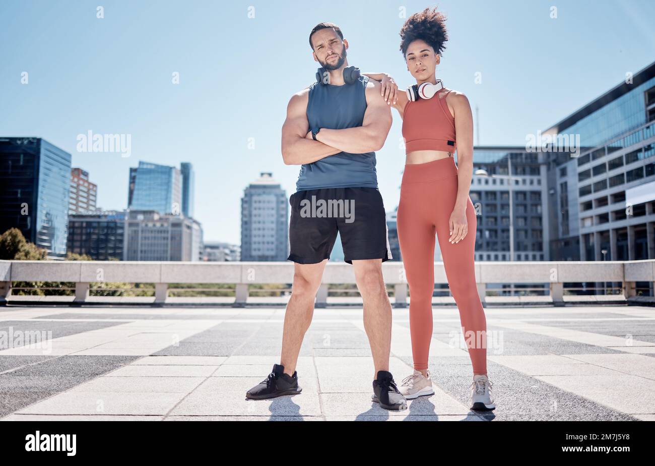 Schwarzes Paar, Outdoor-Trainingsportporträt und Kopfhörer für Halt, Motivation und Workout in der Stadt. Übung, paar Teamarbeit und Ziele für die Gesundheit Stockfoto