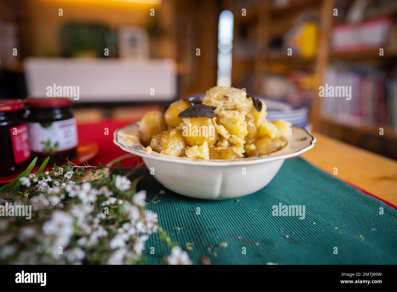 Weihnachtlicher Pink-Eye-Kartoffelsalat im Sommer zu weihnachten in australien Stockfoto