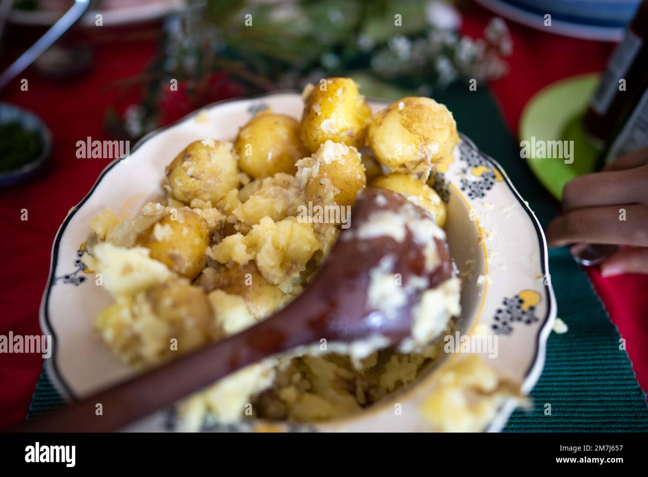 Gekochter Kartoffelsalat, serviert auf einem Teller im Sommer in australien Stockfoto