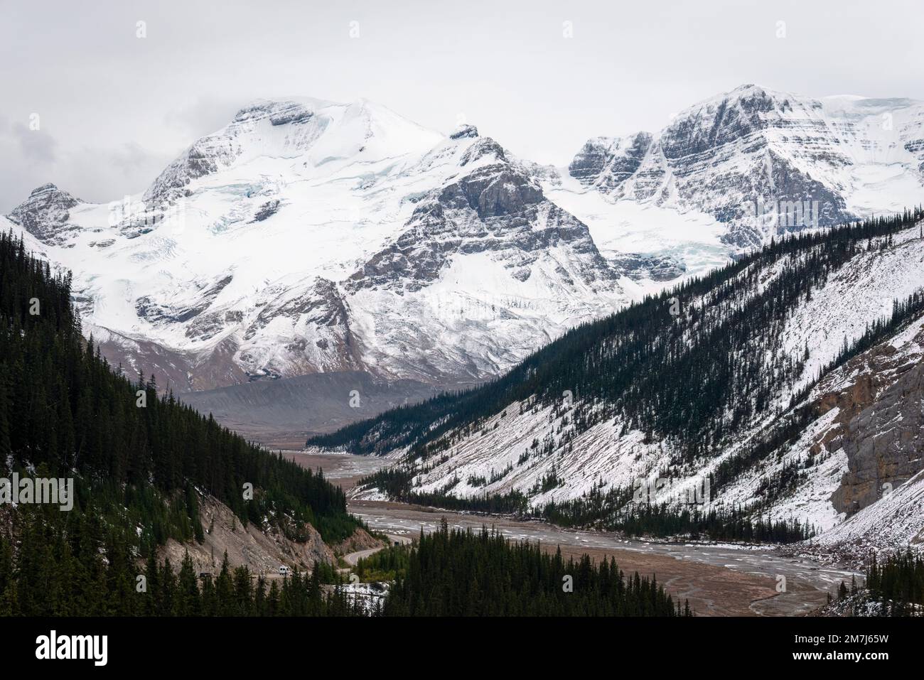 Berg Athabasca mit Sunwapta River. Jasper Nationalpark, Kanadische Rockies. Stockfoto