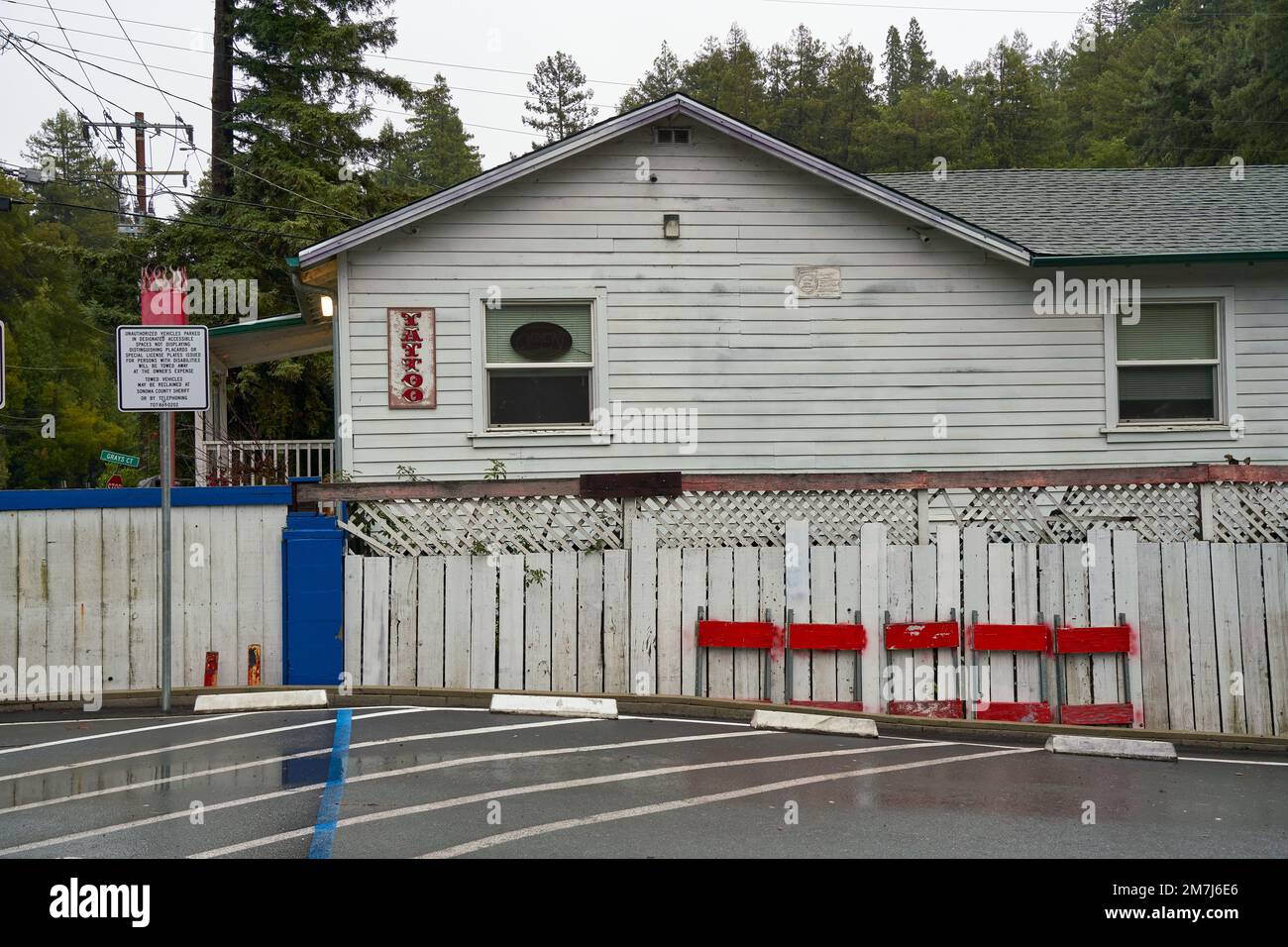 Weißes Gebäude mit TATTOO-Schild an der Seite in Forestville, Kalifornien. Stockfoto