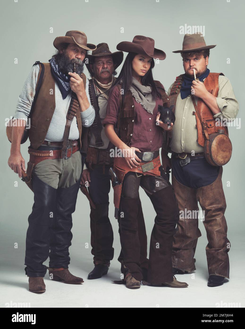 Gemein wie Klapperschlangen und bereit zum Angriff. Eine Bande Bande von Banditen, die isoliert auf grau stehen und hart aussehen. Stockfoto