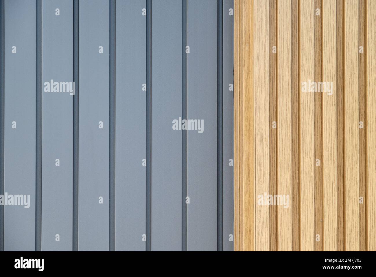 Texturiertes Holz und anthrazitgraues Vinylbeschichtetes Außenisolierungsplatine auf PVC-Platte Stockfoto