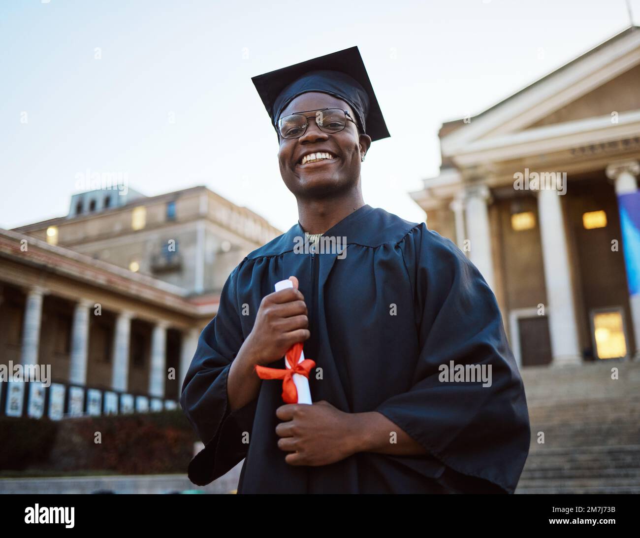 Leistung, Diplom und Porträt eines Schwarzen bei der Abschlussfeier mit College-Erfolg, Feier und Glück. Stolz, Lächeln und Afrikaner mit einem Abschluss Stockfoto
