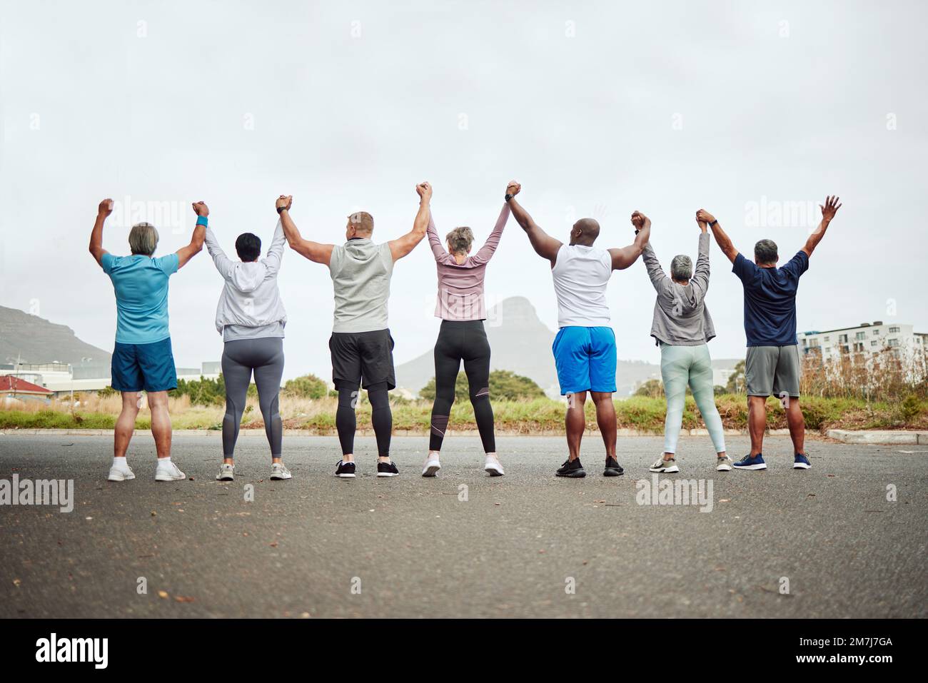 Händchenhalten, Fitnessgruppe mit Siegern, ja-oder-Feier-Übung, Workout und Trainingsziele im City-Heck. Wellness, Gemeinschaft und Senioren Stockfoto