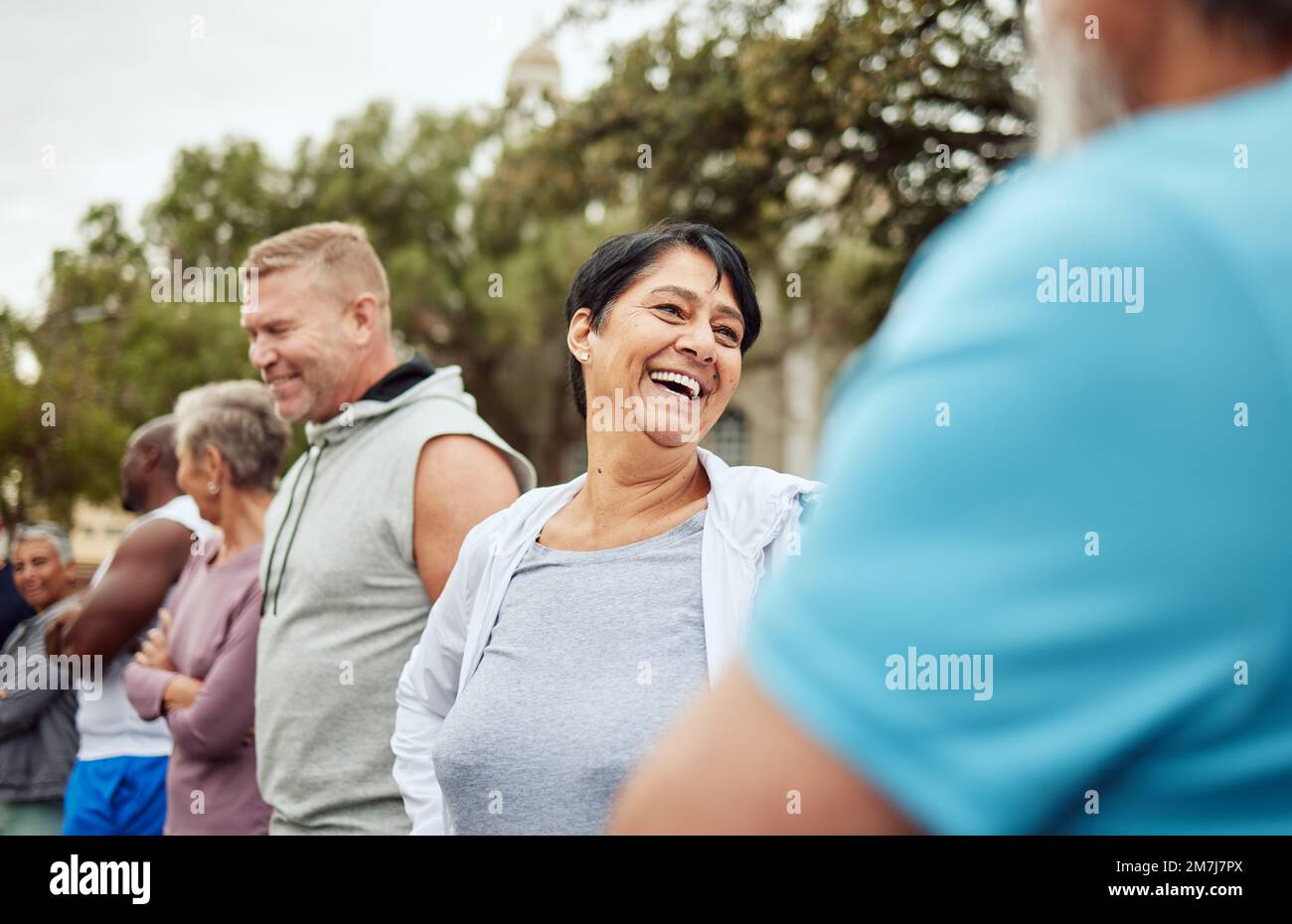 Gespräche, Fitness oder glückliche ältere Freunde, die sich anfreunden oder lachen, um Teambuilding- oder Trainingshilfe zu erhalten. Läufer Gemeinschaft oder gesunde Erwachsene Menschen mit Stockfoto