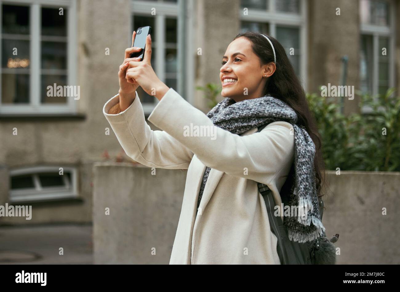 Reisen, Tourismus und Telefonieren mit einer Frau in der Stadt, die während des Urlaubs oder Urlaubs ein Foto macht. Touristen, Reisende und Mobilgeräte mit einem Stockfoto