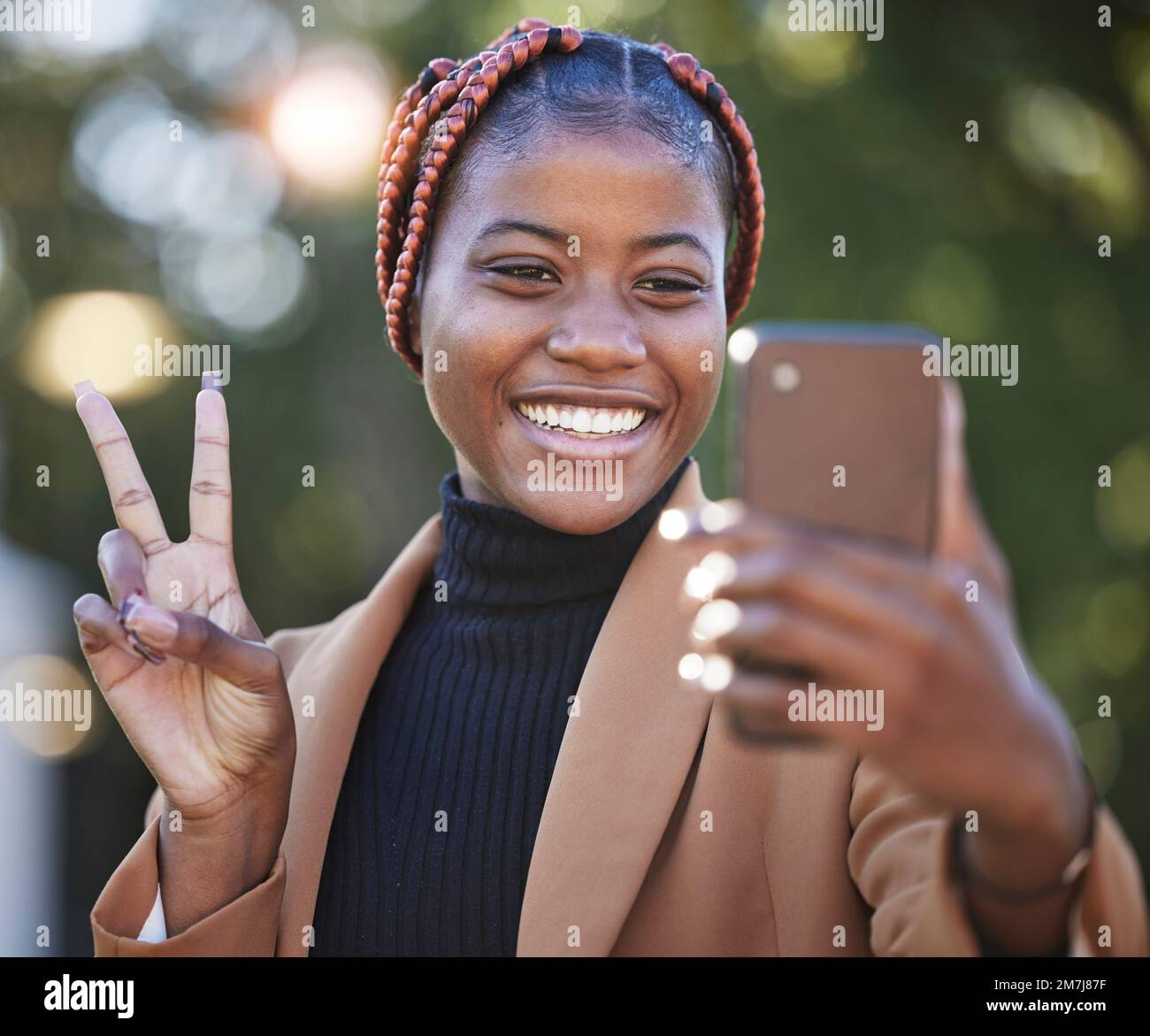 Gesicht, Telefon Selfie und schwarze Frau mit Friedensschild im Park Outdoor. Technologie, Mobiltelefon und Frau mit Handgesten, die ein Bild oder Foto macht Stockfoto