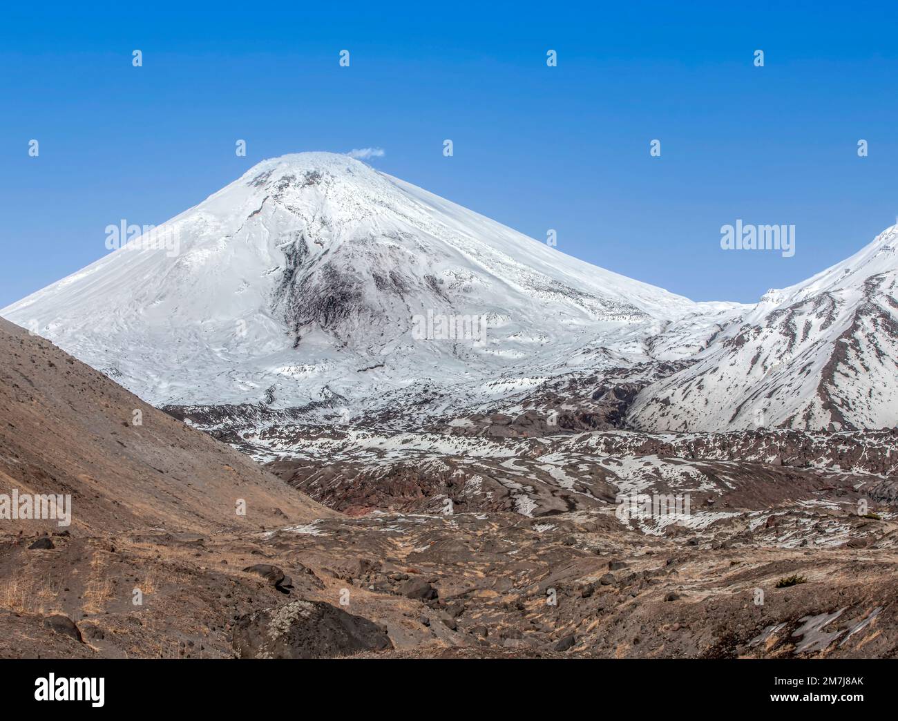 Der Vulkan Avachinsky vor dem blauen Himmel auf der Kamtschatka-Halbinsel im Herbst Stockfoto