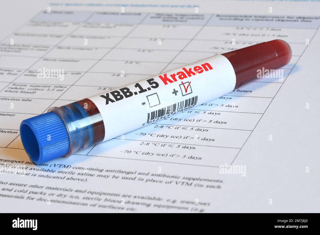 Blutröhrchen zum Nachweis des Virus Covid-19 XBB.1,5 Kraken Variante mit positivem Ergebnis auf Papierunterlagen. Stockfoto