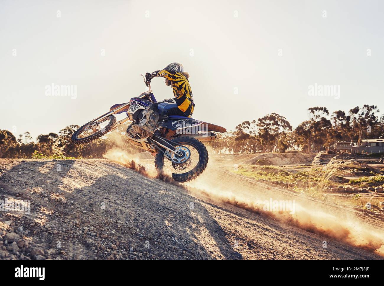 Zeit, die Bahn zu zerfetzen. Ein Motocross-Rennen in Aktion. Stockfoto