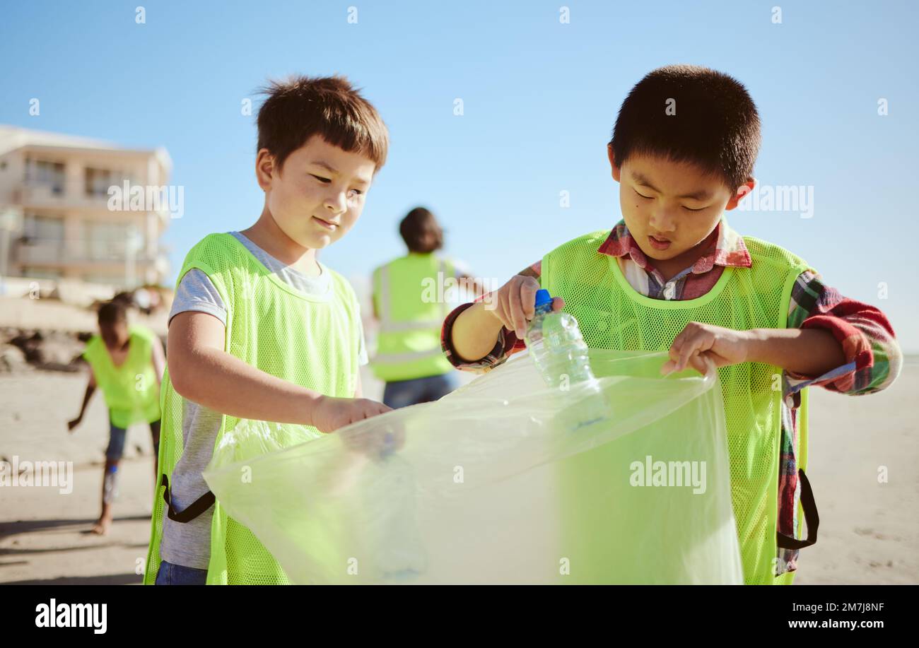 Recycling, Plastik- und asiatische Kinder beim Strandputzen für Bildung, Lernen und Hilfe in der Gemeinschaft bei Klimaschutzprojekten, ngo und Wohltätigkeitsorganisationen. Seoul Stockfoto