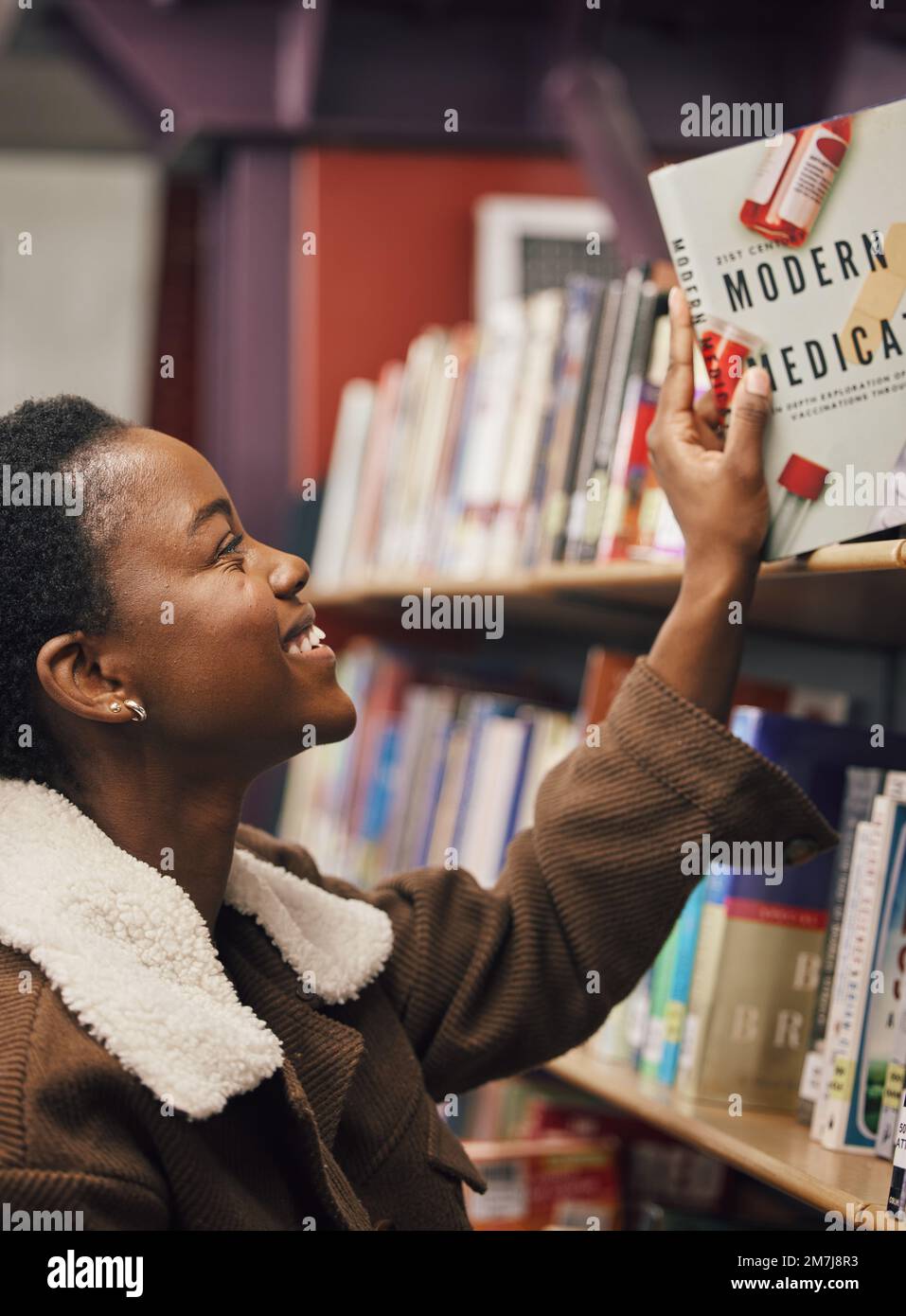 Schwarze Frau, Student und Buch in der Bibliothek für medizinische Untersuchung, Pillen und Gesundheitserziehung, lernen über pharmazeutische Medikamente. Informationen werden gelesen Stockfoto