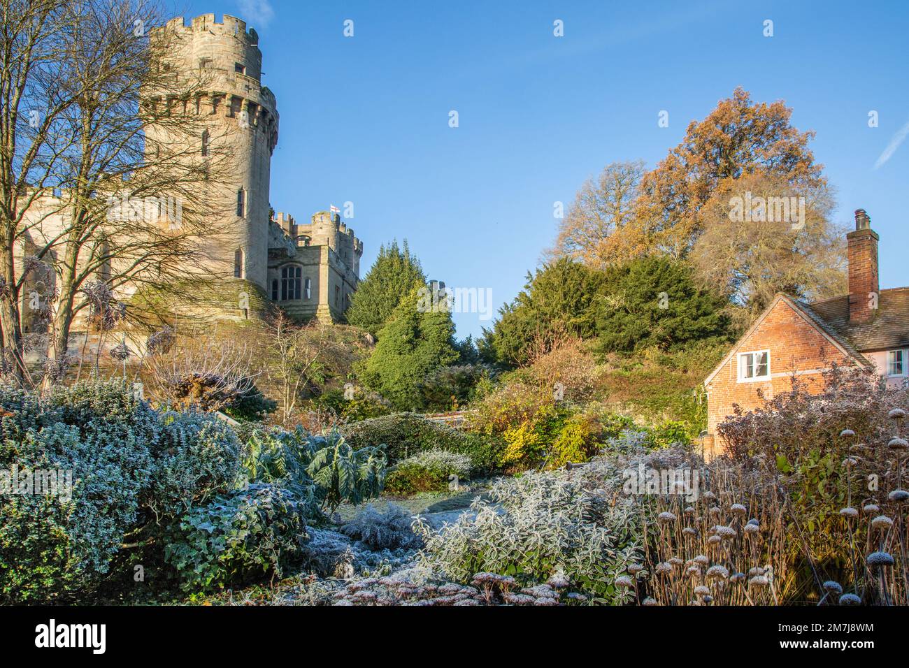 Warwick Castle, von den Mill Gardens ein privater Garten, der der Öffentlichkeit am Fuße der Mill Street Warwick im Besitz der Familie Measures zugänglich ist Stockfoto