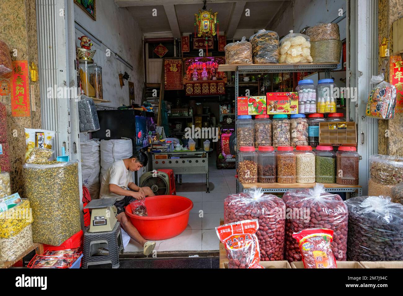 Ho-Chi-Minh-Stadt, Vietnam - 6. Januar 2023: Traditioneller chinesischer Kräuterladen in Cholon in Ho-Chi-Minh-Stadt, Vietnam. Stockfoto
