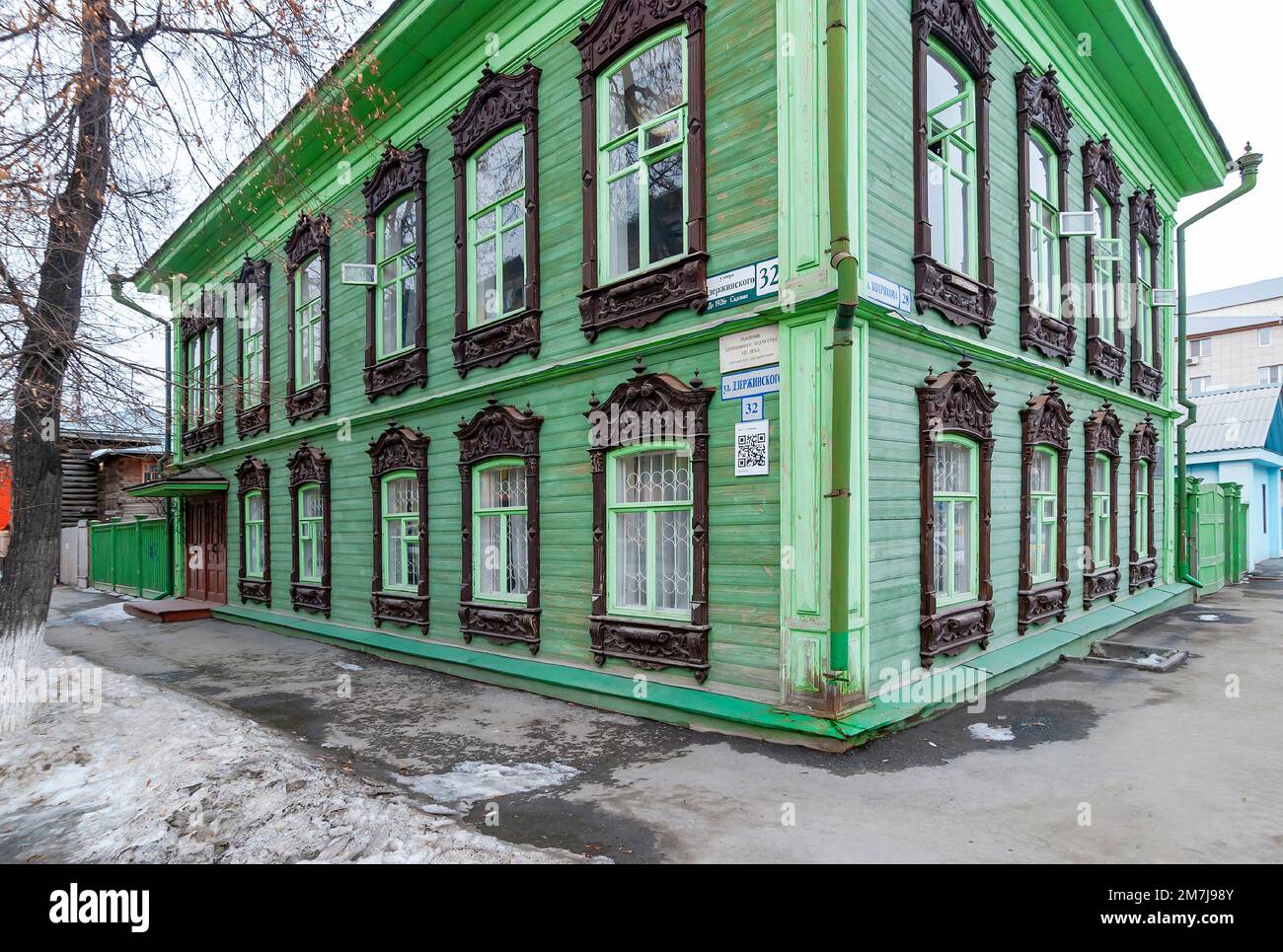 Tyumen. Russland. Denkmal der Holzarchitektur des 19. Jahrhunderts. Das Haus des Kaufmanns Borovtsin. Es ist ein Beispiel für einen Wohnsitz Stockfoto
