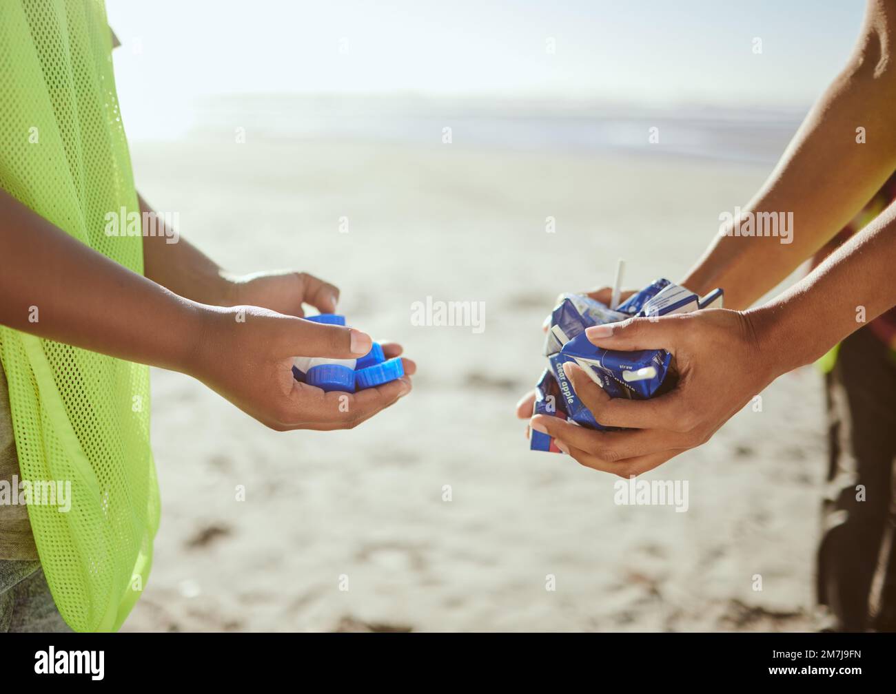 Reinigung, Plastik und Hände von Freiwilligen am Strand für Recycling, Umwelt oder Erdtag. Recycling, Nachhaltigkeit und Klimawandel mit Wohltätigkeitsorganisation Stockfoto