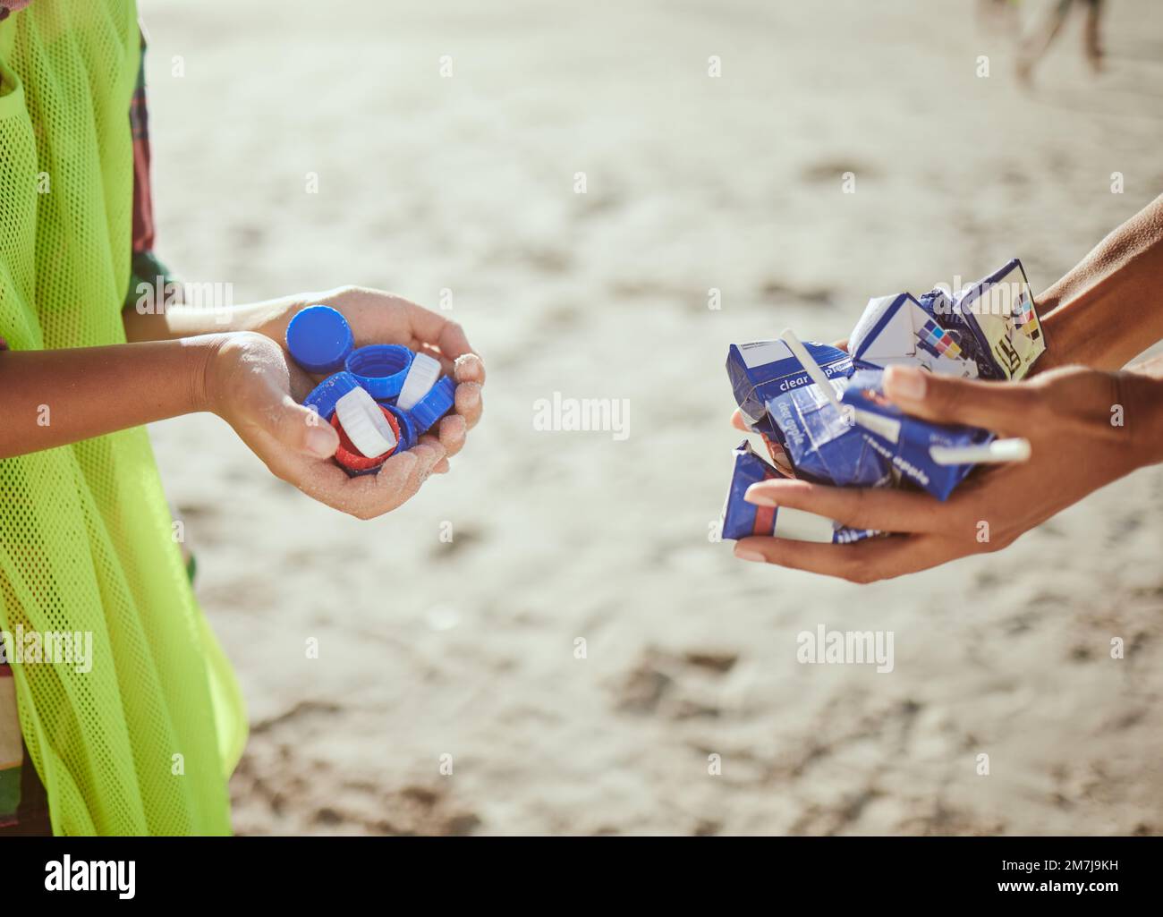 Reinigung, Plastik und Hände von Freiwilligen am Strand für Recycling, Umwelt oder Erdtag. Recycling, Nachhaltigkeit und Klimawandel mit Wohltätigkeitsorganisation Stockfoto