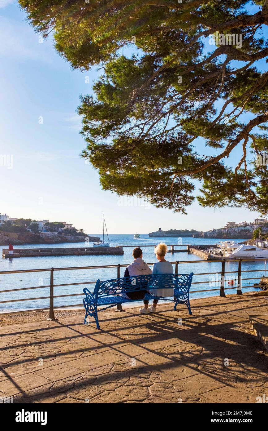 Sonnenanbeter am Morgen in der Bucht von Porto Cristo, Mallorca. Stockfoto