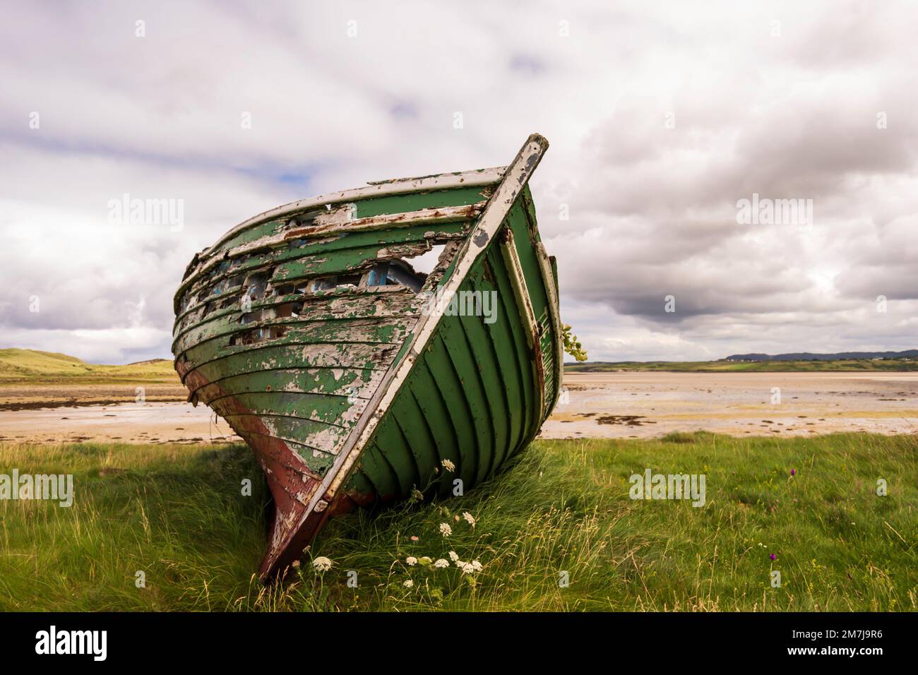 Ein zerstörtes Boot am Magheroarty Beach, County Donegal Stockfoto