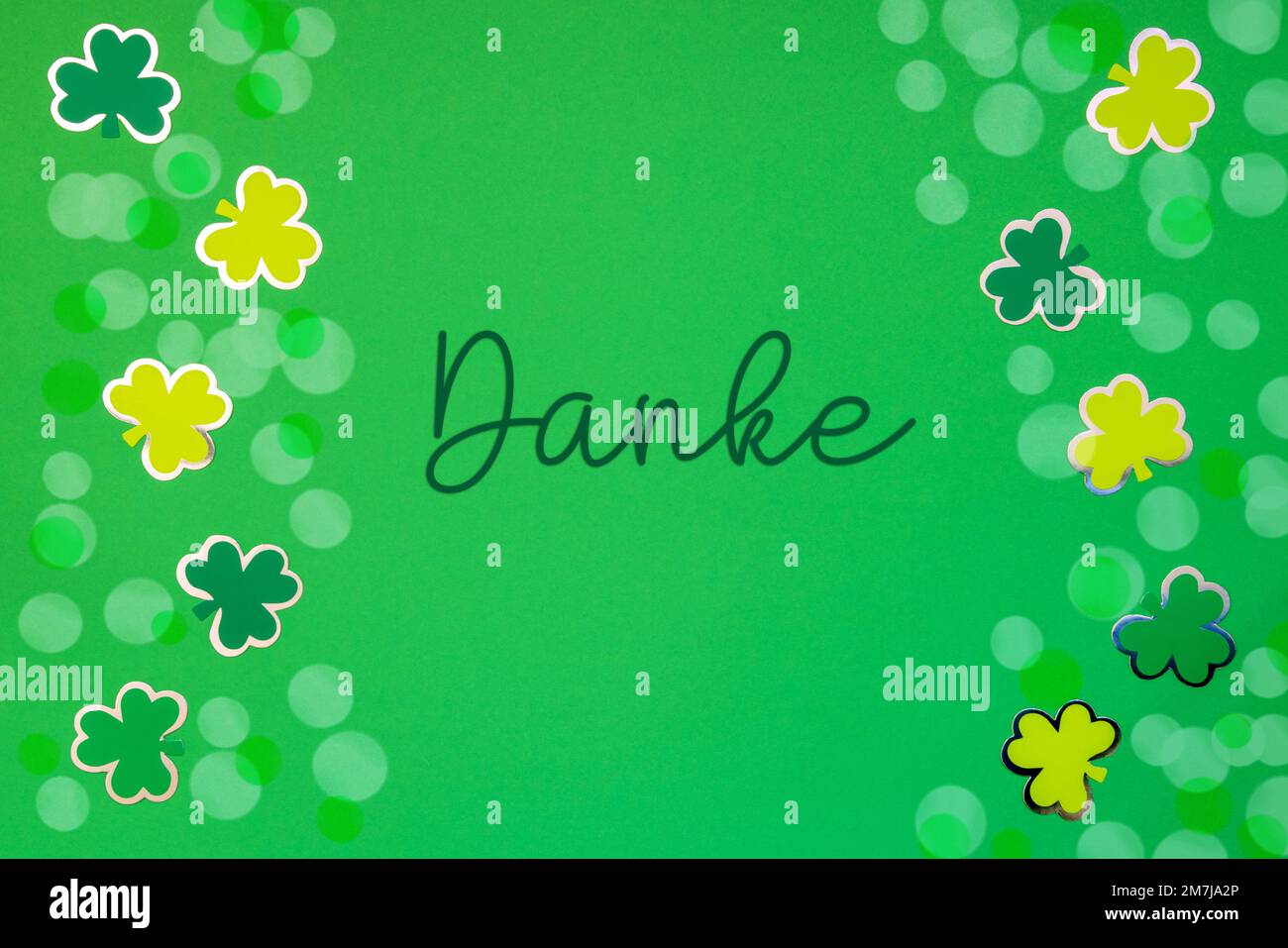 St. Patrick's Day, Green Flat Lay, deutscher Text Danke bedeutet Danke Stockfoto