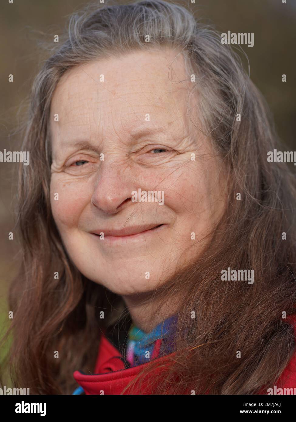 Freundliche 63-jährige Frau ohne Make-up schaut in die Kamera Stockfoto