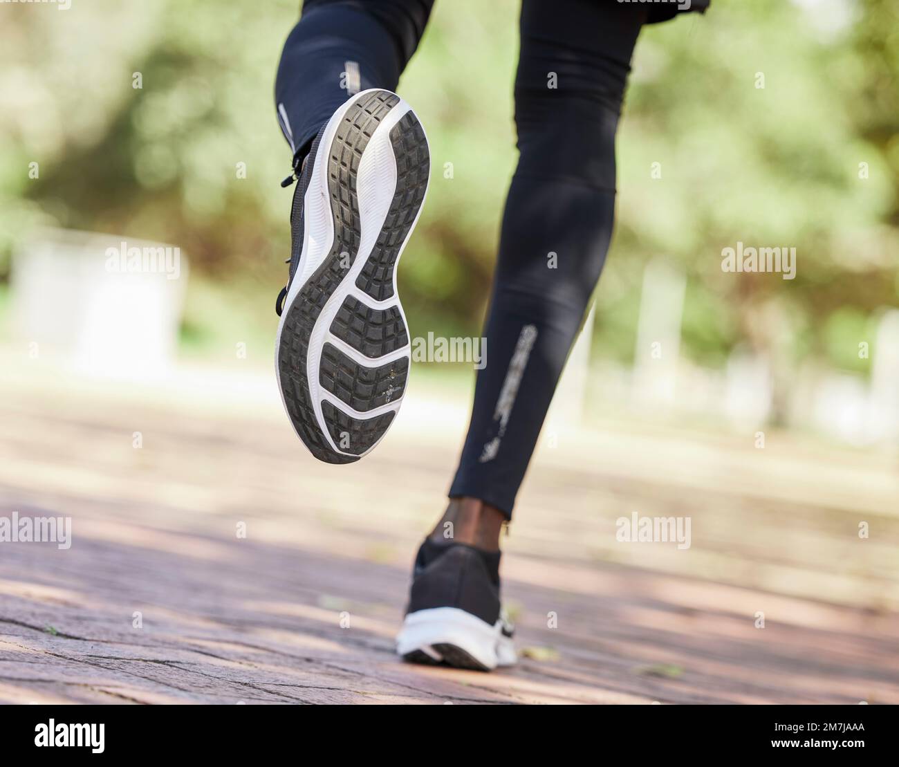 Laufschuhe und Fitness mit Black man Outdoor, Lauf für einen gesunden Lebensstil und Wellness mit Athlet und Sport. Läufer mit Sneakers, Workout und Stockfoto