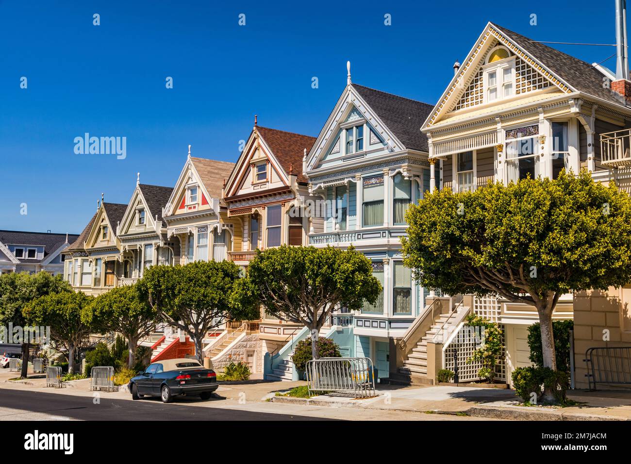 Der klassische Postkartenblick mit den viktorianischen Häusern des Alamo Sqaure in San Francisco, USA Stockfoto