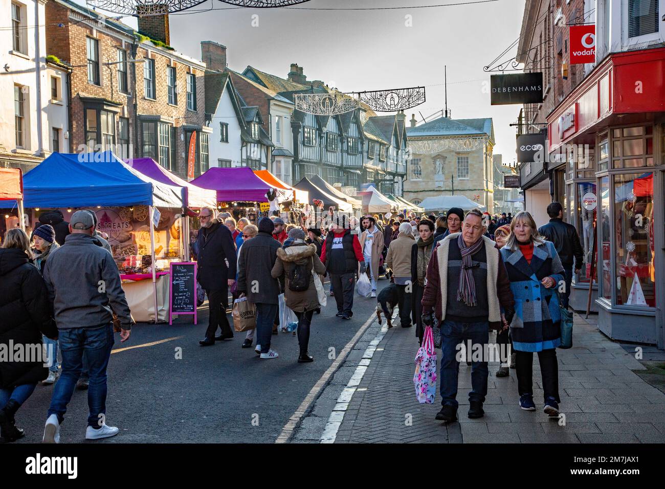 Weihnachtseinkäufe der Menschen auf dem Weihnachtsmarkt in der Warwickshire-Stadt Stratford auf Avon England Stockfoto