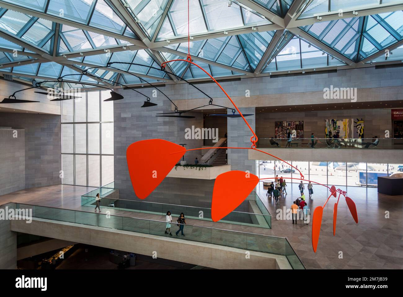 Atrium mit Alexander Calder Mobiles, National Gallery of Art - East Building, Washington, D.C., USA Stockfoto