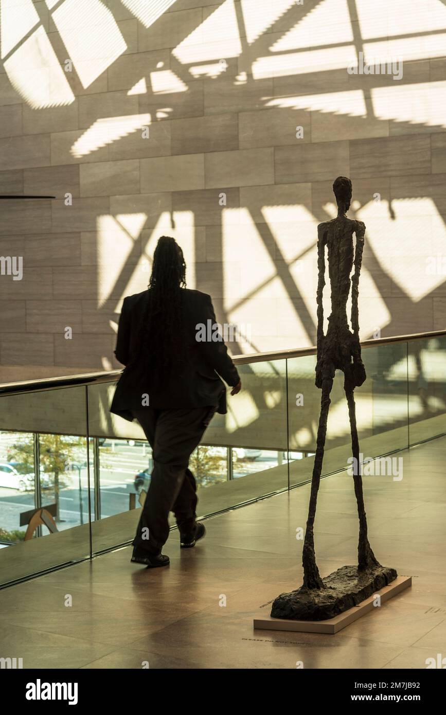 Galeriebegleiter bei einem Spaziergang durch Alberto Giacometti: Walking man II, 1960, Upper Level - Bridge, National Gallery of Art - East Building, Washington, D.C. Stockfoto