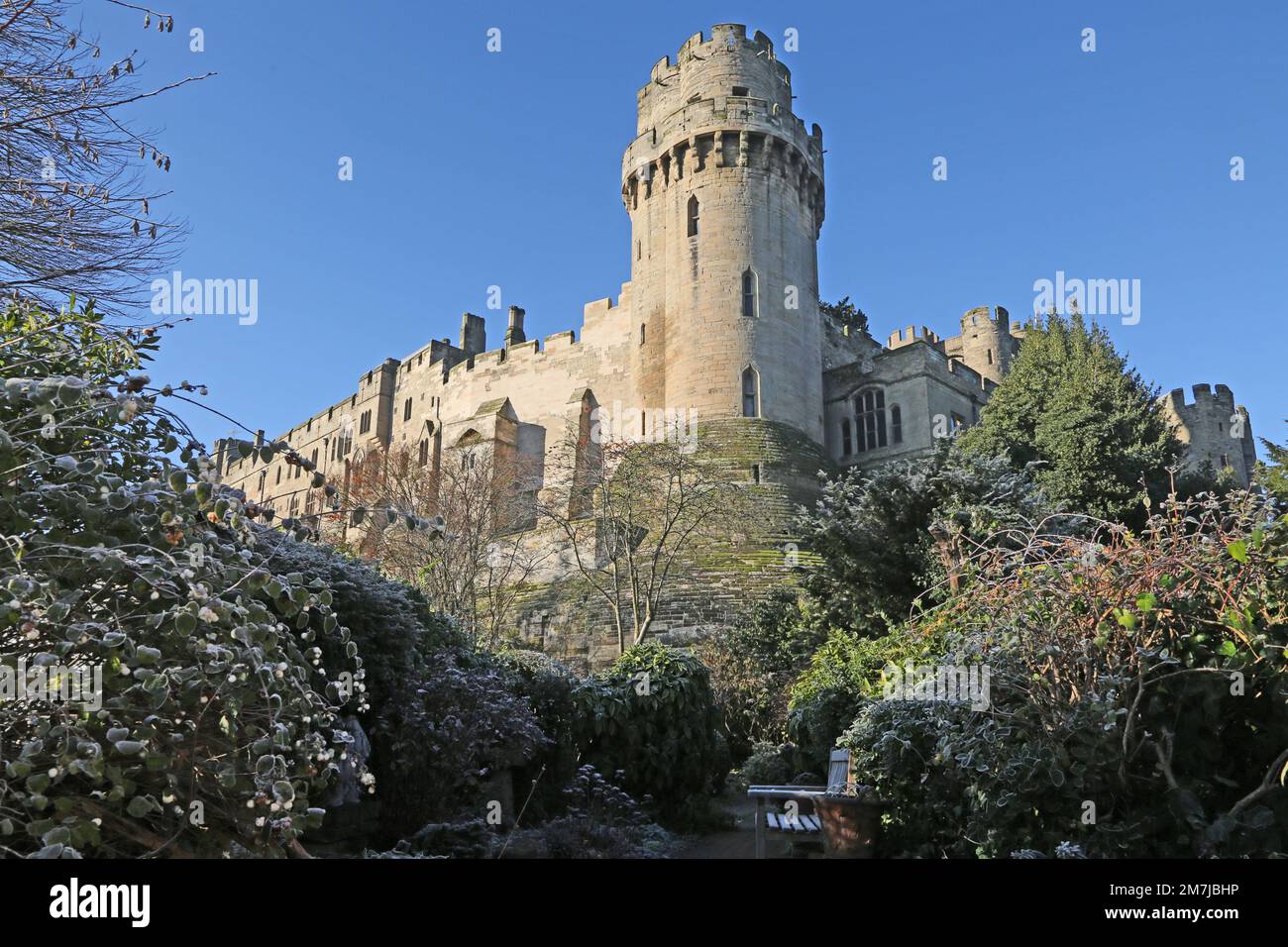 Warwick Castle, von den Mill Gardens ein privater Garten, der der Öffentlichkeit am Fuße der Mill Street Warwick im Besitz der Familie Measures zugänglich ist Stockfoto