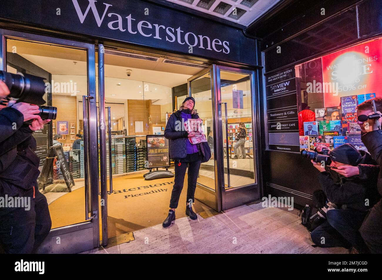 London, Großbritannien. 10. Januar 2023. Nur eine Kundin, Caroline Lennon, steht zur Eröffnung des Ladens in der Warteschlange und ist von den Medien in der Überzahl. Sie sagte "Ich weiß, wie Diana sich jetzt fühlt", als sie mit dem Buch ging. Später sagte sie, dass sie nicht sehr gut geschlafen habe und Bücher wie diese halfen – die Biografie von Prince Harry (Duke of Sussex) Spare wird in Großbritannien (zum halben Preis) zu einer frühen Eröffnung von Waterstones piccadilly verkauft. Kredit: Guy Bell/Alamy Live News Stockfoto