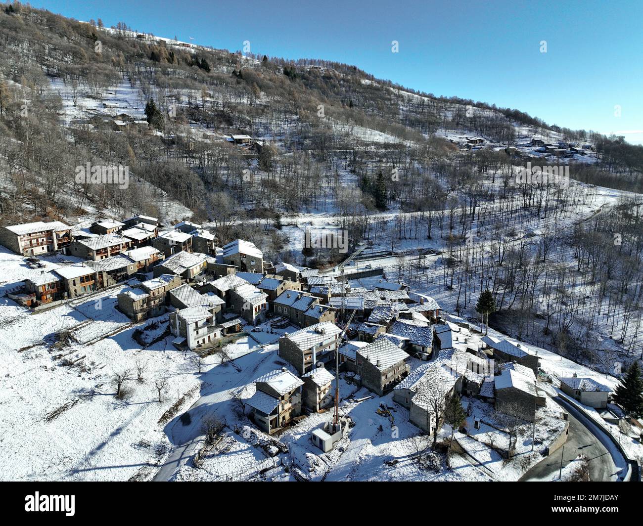 Winterblick von oben auf Ostana, ein okzitanisches Dorf unter Monviso. Es liegt im Po Valley und ist in der Liste der schönsten vs Stockfoto