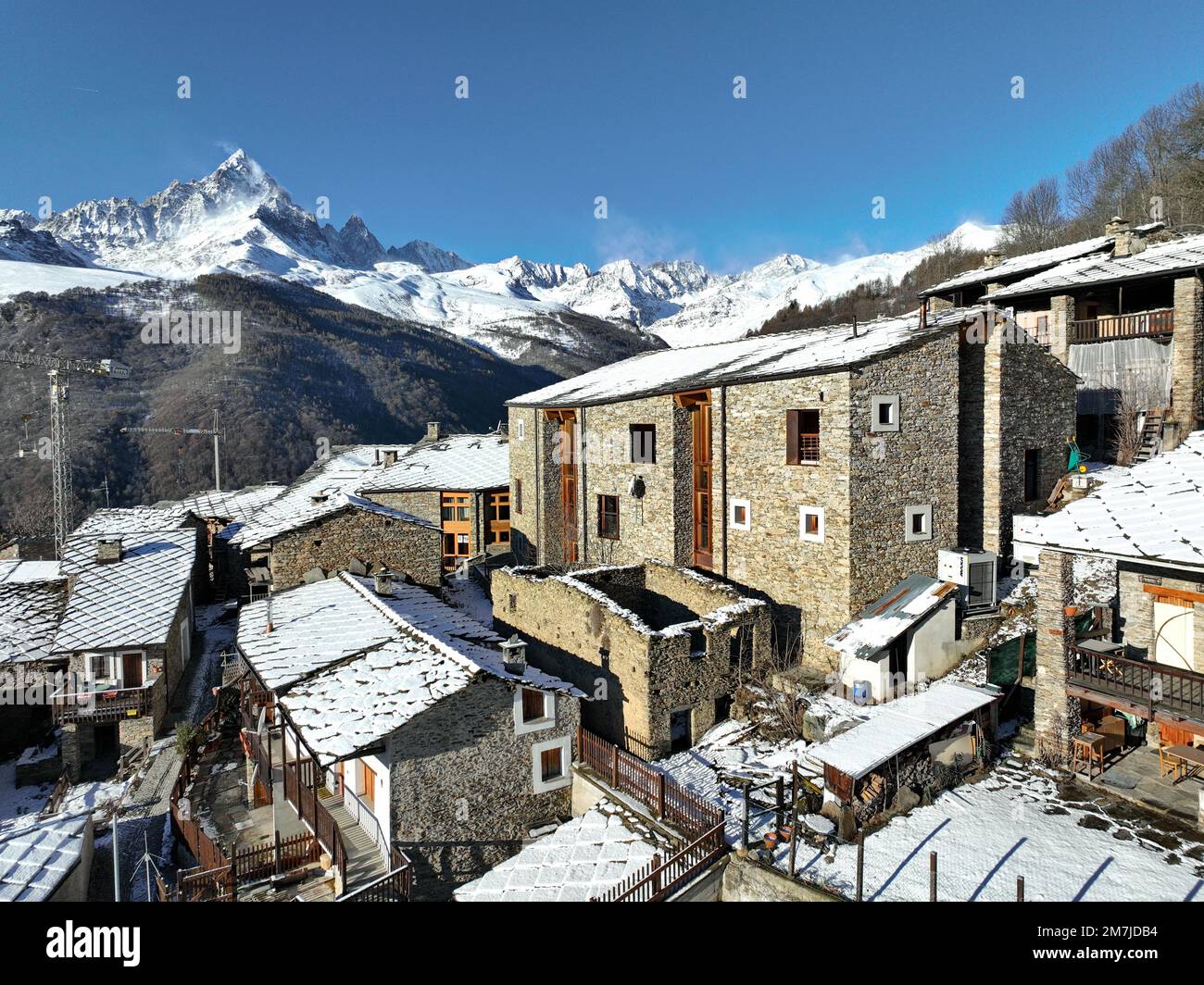 Winterblick von oben auf Ostana, ein okzitanisches Dorf unter Monviso. Es liegt im Po Valley und ist in der Liste der schönsten vs Stockfoto