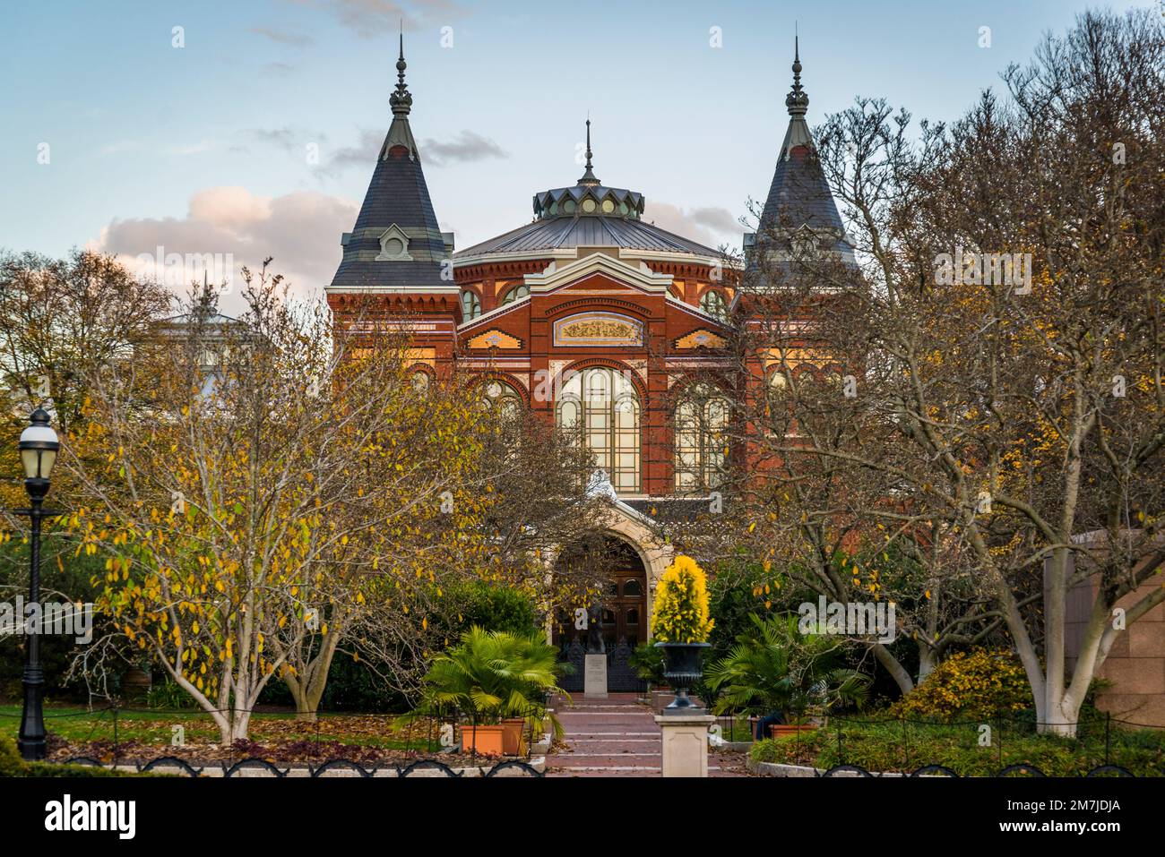 Arts and Industries Building, das zweitälteste (nach dem Schloss) der Smithsonian Museen in der National Mall, Washington, D.C., USA Stockfoto