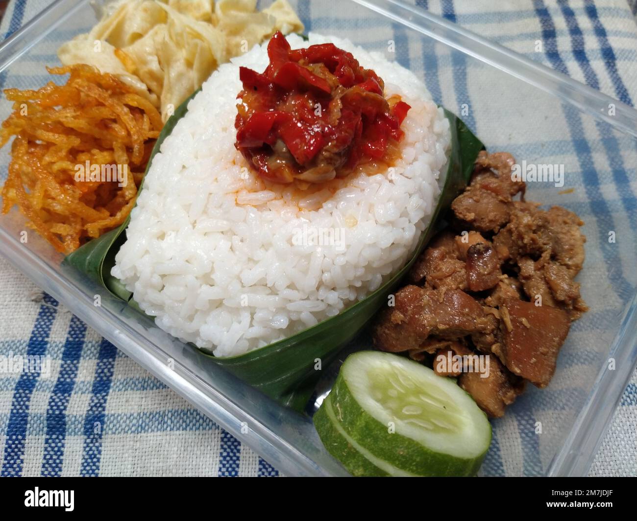 Köstliche indonesische Mahlzeit Nasi liwet von sudanesischem West-Java. Komplettes Set mit Beilagen und Chili-Sambal Stockfoto