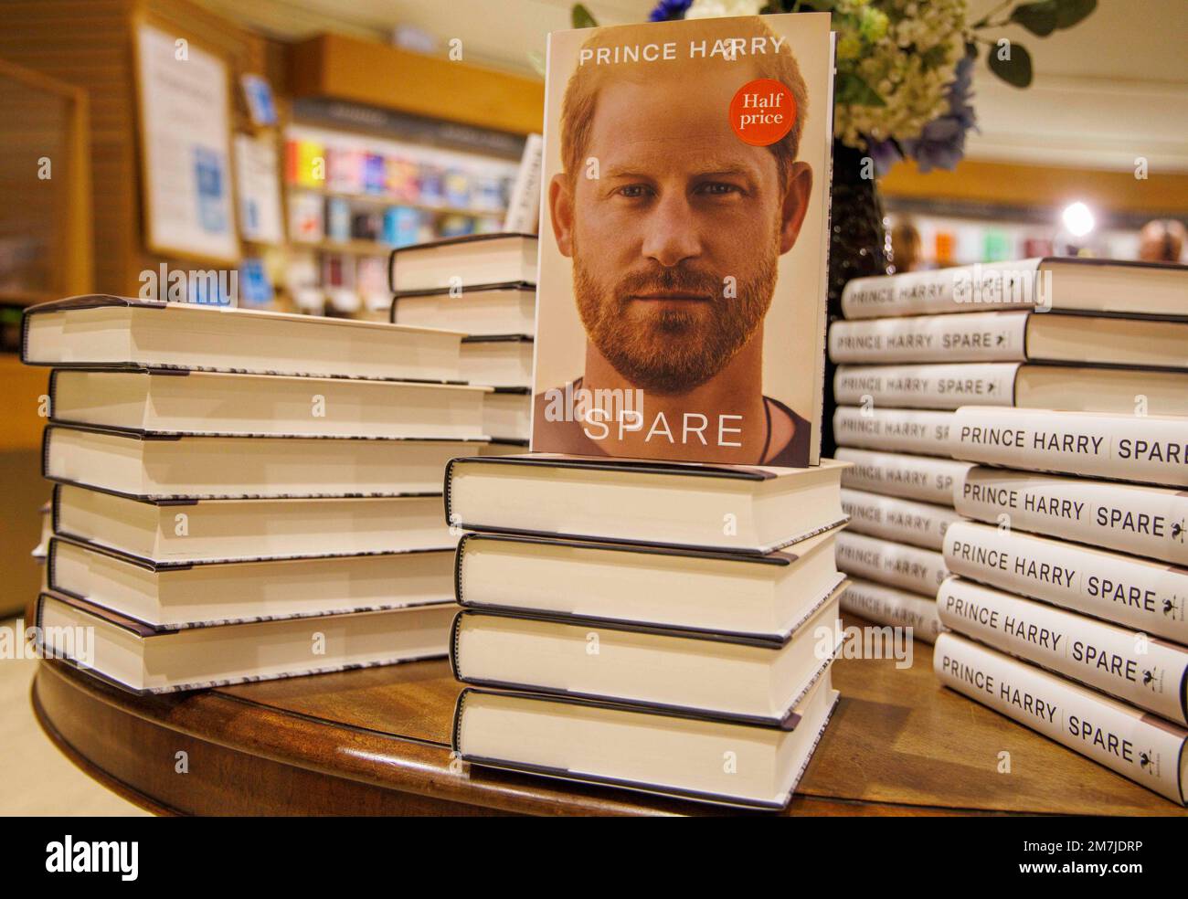 London, Großbritannien. 10. Januar 2023. Waterstones in Piccadilly öffnet seine Türen um 8am Uhr, als Prinz Harrys Buch Spare, veröffentlicht von Penguin Random House, veröffentlicht wird. Prinz Harry, Herzog von Sussex, hat seine Seite der Geschichte über die Royals und seine Frau Meghan geschrieben. Das Buch wurde von J. R. Moehringer geschrieben. Kredit: Mark Thomas/Alamy Live News Stockfoto