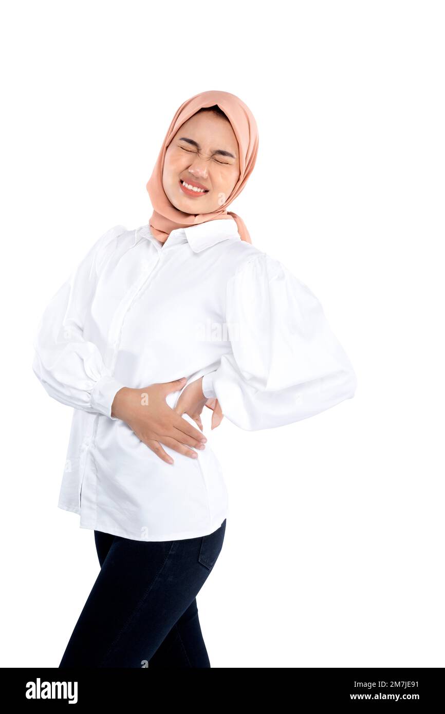 Asiatische muslimische Frau in einem Kopftuch fühlt Rückenschmerzen isoliert auf weißem Hintergrund Stockfoto
