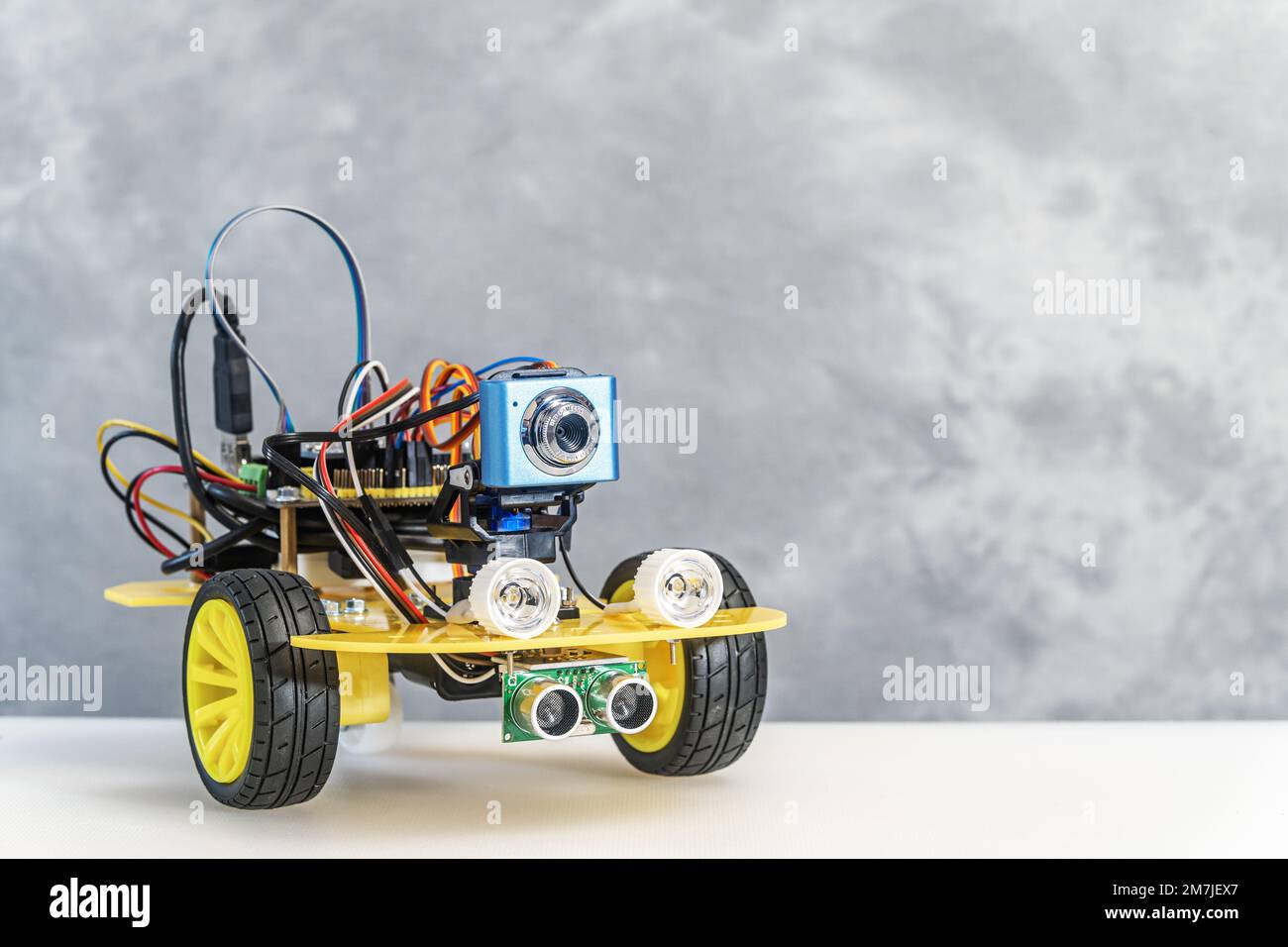 Programmierbares Heimwerkerroboter-Zweirad-Fahrzeug mit Hindernissensor und Kamera mit kabelloser Steuerung Stockfoto